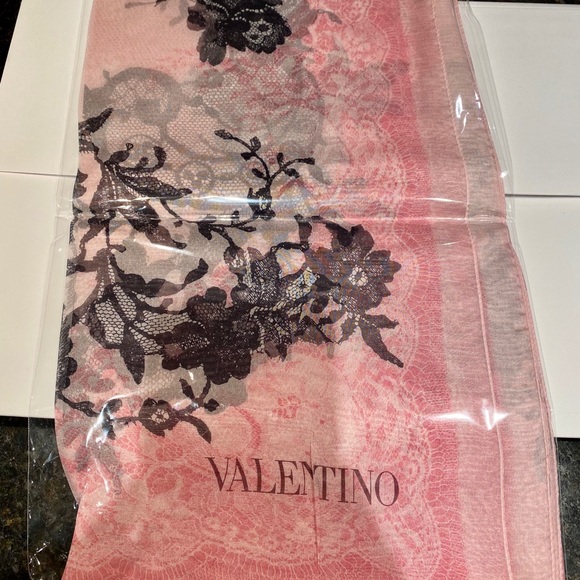 Beautiful Valentino scarf - Picture 2 of 3